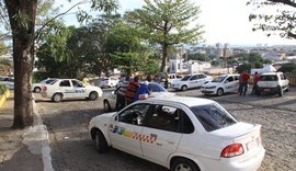 Taxistas protestam contra regulamentação de transporte por aplicativo