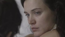 'O Outro Lado do Paraíso': Clara cai de escada durante surra de Gael. 'Socorro'