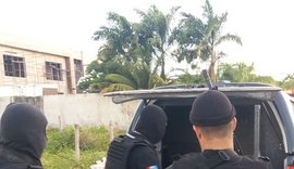 Polícia apreende 52 cartões bancários, armas e droga em Arapiraca