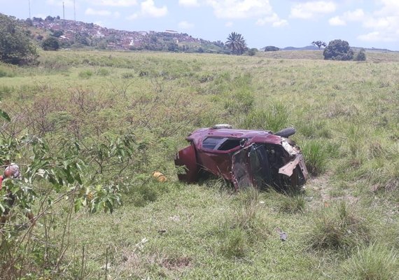 Dois homens ficam feridos após capotamento de veículo em Porto Calvo