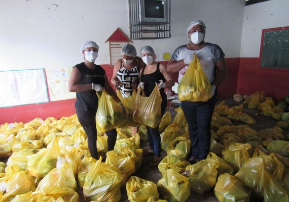 Educação entrega kits de alimentação para alunos da Escola Municipal Barão de Penedo