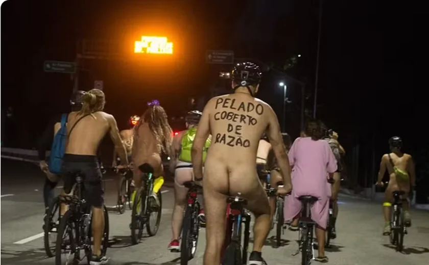Pedalada Pelada: ciclistas pedalam nus em SP para chamar atenção à vulnerabilidade no trânsito