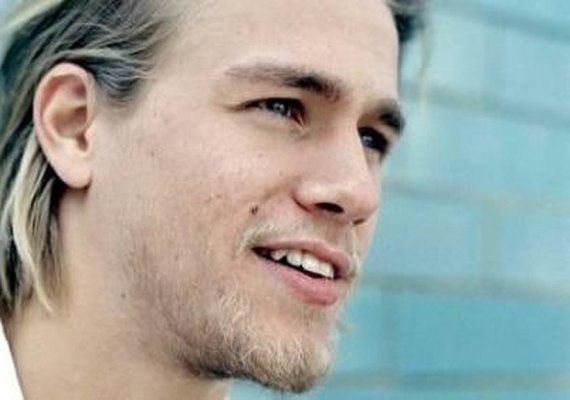 Charlie Hunnam diz em entrevista que tem fobia de germes e cenas de sexo