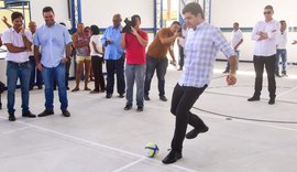 Prefeito entrega quadra revitalizada em escola do Benedito Bentes