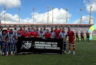 Jogadores do CRB e CSA prestam homenagem a supervisor morto antes do clássico em Maceió