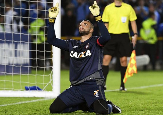 Nos pênaltis, Atlético-PR elimina Millonarios e segue na Libertadores