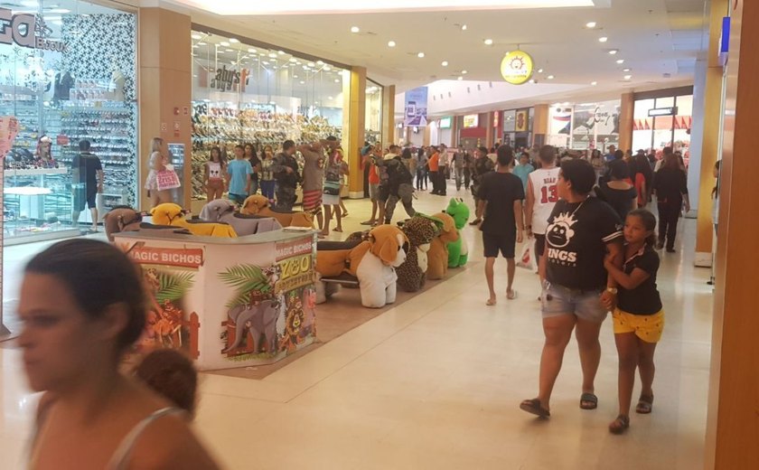 Policiais abordam jovens que estariam prestes a cometer arrastão em shopping