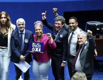 CUT elogia fim da 'massacrante' 6x1; CNI quer revisar PEC aprovada