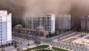 Tempestade de areia 'engole' cidade à beira do deserto de Gobi na China