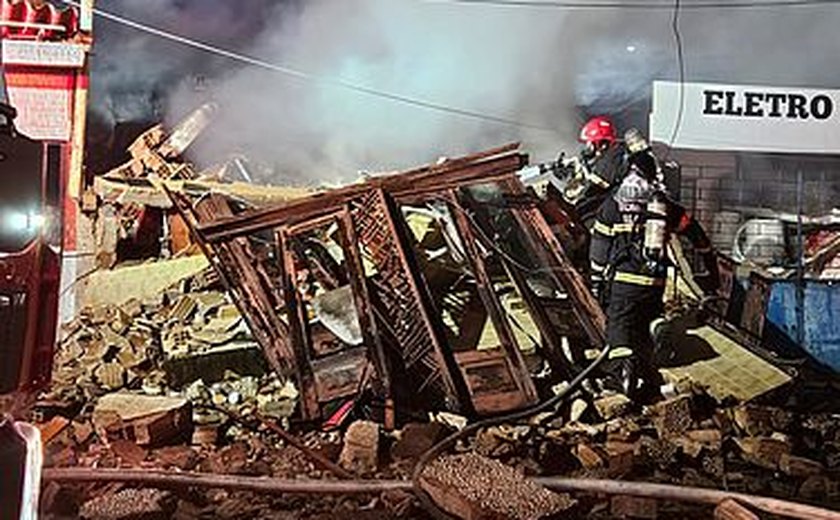 Casa desaba após incêndio criminoso, três pessoas ficam feridas e suspeito é preso em flagrante