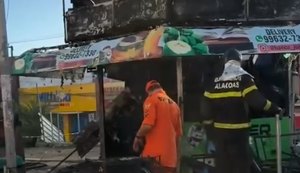 Lanchonete é atingida por incêndio durante madrugada em Arapiraca