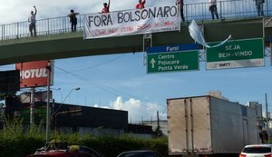 UP realiza ato e põe faixa 'Fora Bolsonaro: suas mãos estão sujas de sangue' em Maceió