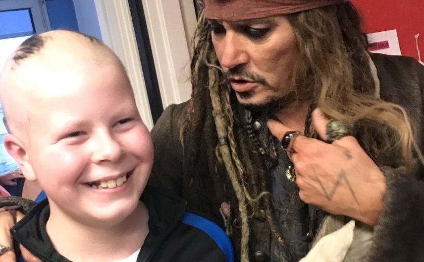 Johnny Depp visita crianças doentes vestido de Jack Sparrow
