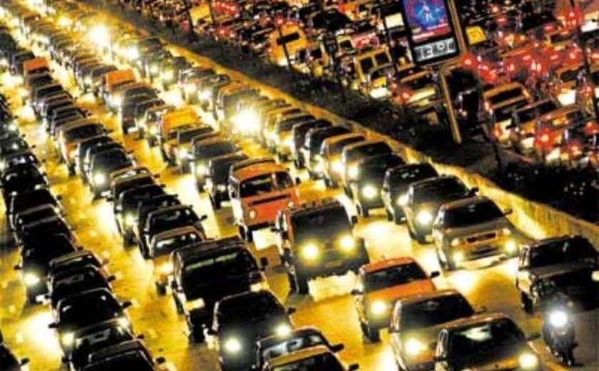 Motorista já encontra lentidão nas rodovias litorâneas de São Paulo