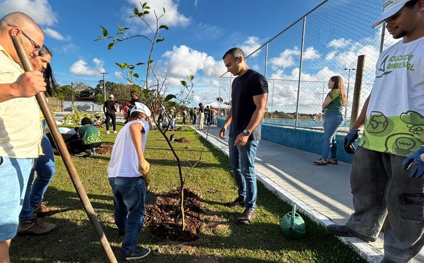 Mirante da Santa Amélia ganha 20 mudas de árvores do projeto Arborizar é Massa