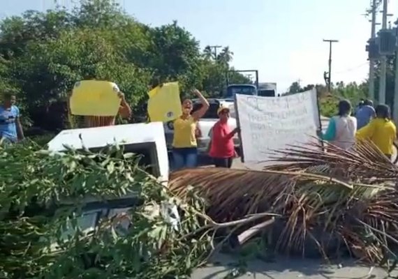 Ambulantes expulsos de praia fecham AL 101 em Maragogi