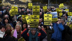 Manifestantes contrários ao acordo do Brexit protestam na fronteira da Irlanda