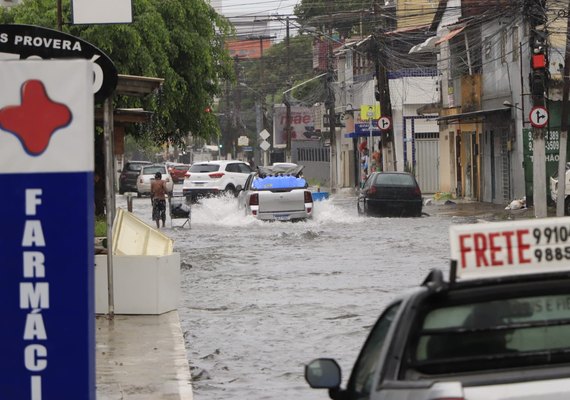 Temporal: chuvas deixam ruas de Maceió cobertas pela água