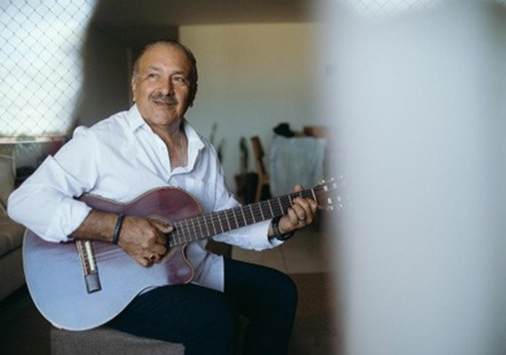 Armando Assunção faz show de lançamento do álbum Mariposa no Theatro Homerinho