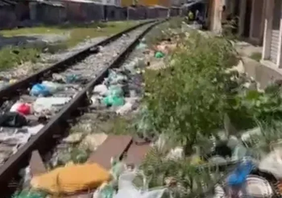 CBTU realiza ação educativa contra descarte irregular de lixo na linha férrea em Maceió