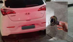 Agentes do DMTT abordam veículo com descarga alterada na Ponta Verde