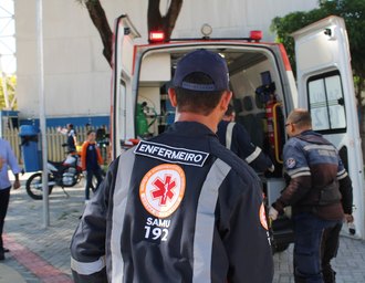 Passageiro de motocicleta fica ferido após colisão com carro de passeio na Jatiúca