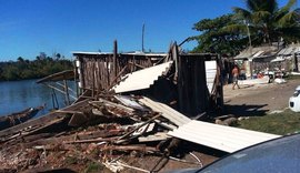 Barracas construídas em área de preservação da Massagueira são demolidas