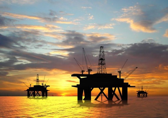 Petróleo cai mais de 2% após novo recorde de produção da Opep