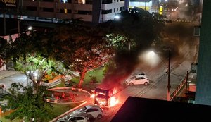 Vídeo: food truck é destruído por incêndio na Pajuçara
