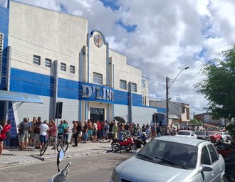 Eleitores chegam cedo e formam filas antes da abertura das urnas em Maceió