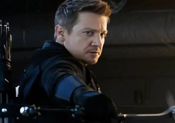 Jeremy Renner reaparece sete meses após sofrer acidente em que quebrou 30 ossos