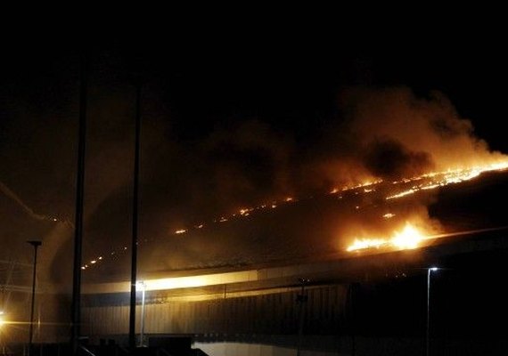 Incêndio atinge o Velódromo do Parque Olímpico; ministro culpa balão