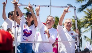 Ronaldo Lessa participa de caminhada na orla ao lado de Paulo Dantas