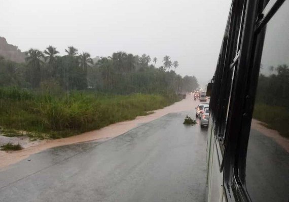 Chuvas provocam acidentes e abrem cratera na AL-465 em Porto Calvo