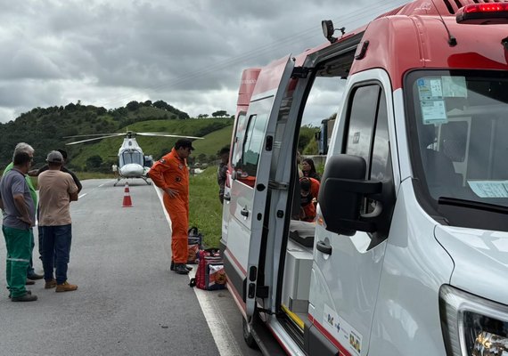 Capotamento na BR-101, em Joaquim Gomes, deixa duas pessoas feridas