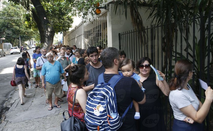 Moradores do RJ enfrentam longas filas para tomar vacina contra a febre amarela