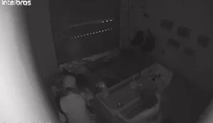 Trio criminoso invade joalheria com carro e furta R$ 40 mil em peças de prata