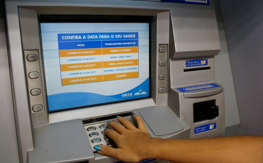 36% dos brasileiros sacaram FGTS para pagar dívidas, aponta SPC
