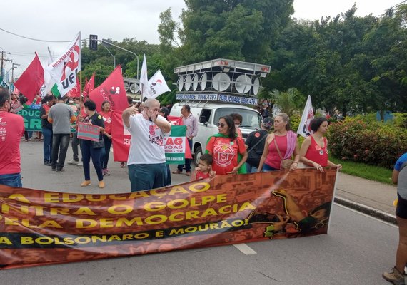 Ato em favor da democracia e contra o governo Bolsonaro é realizado em Maceió