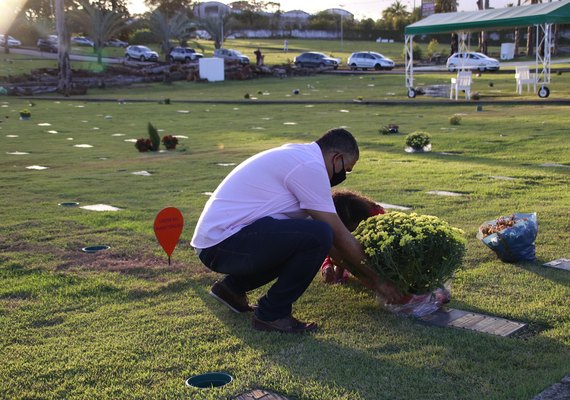 Atos religiosos e distribuição de rosas marcam o Dia de Finados
