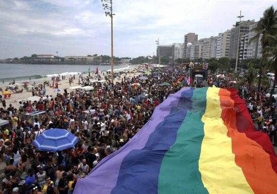 Parada do Orgulho LGBT reúne milhares de pessoas na Praia de Copacabana