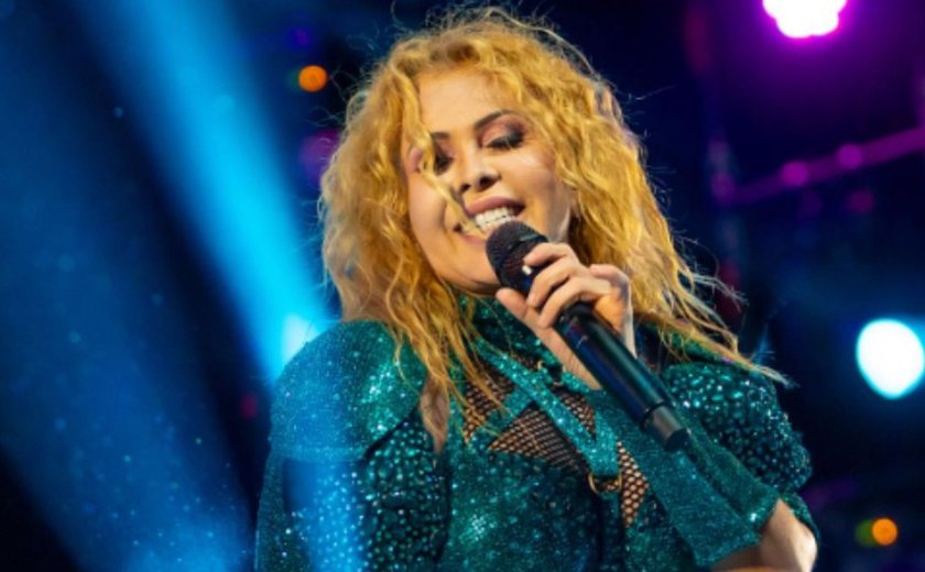 Joelma sofre acidente em show e usa cadeira de rodas