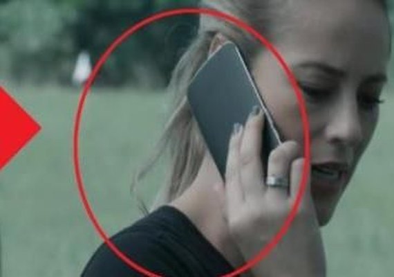 Paolla Oliveira usa celular ao contrário em 'A Força do Querer' e vira piada