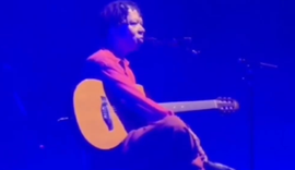 Djavan interrompe show e pede atenção para Maceió