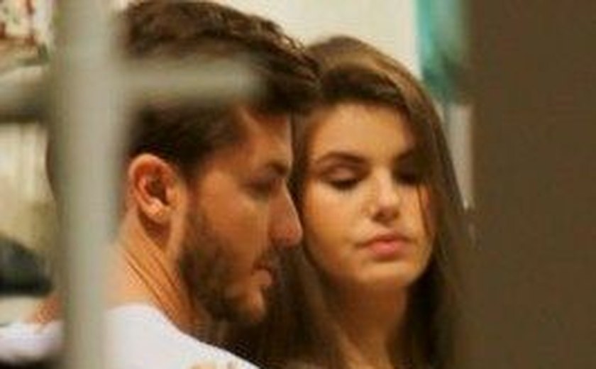 Camila Queiroz e Klebber Toledo curtem passeio romântico em shopping no Rio