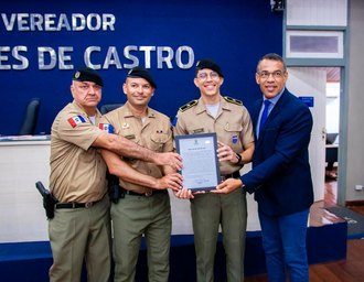 Câmara Municipal homenageia policiais que salvaram criança engasgada