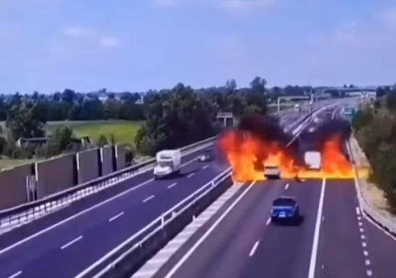 Acidente aéreo deixa 2 mortos na Itália; ultraleve caiu no meio de estrada
