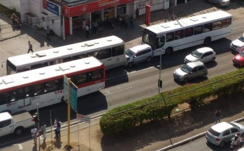 Carro de passeio fica imprensado entre dois ônibus na faixa azul da Fernandes Lima