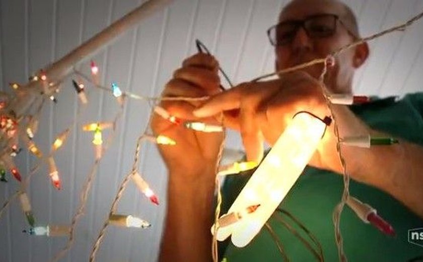 Eletricista recicla 60 mil lâmpadas e decora casa para o Natal