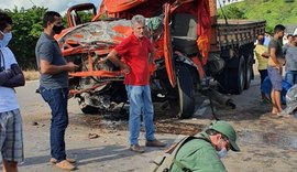 Samu resgata vítimas de colisão entre dois caminhões na BR-316